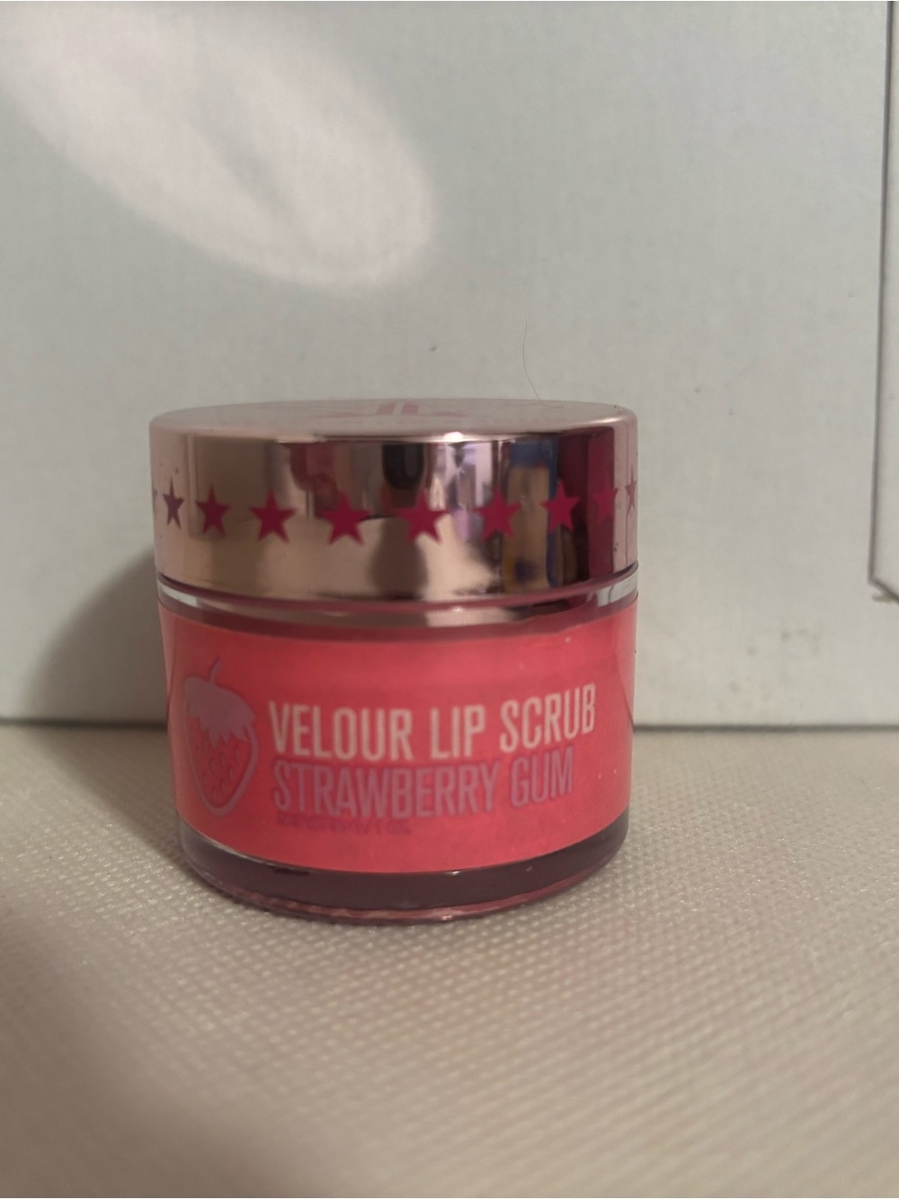Jeffree Star Velour Lip Scrub Strawberry Gum - Bright Pink